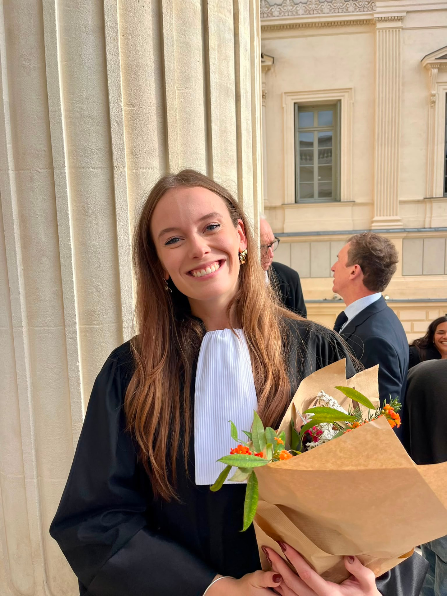 Maître Emma PASTUREL, avocat à Montpellier, en robe devant le palais de justice